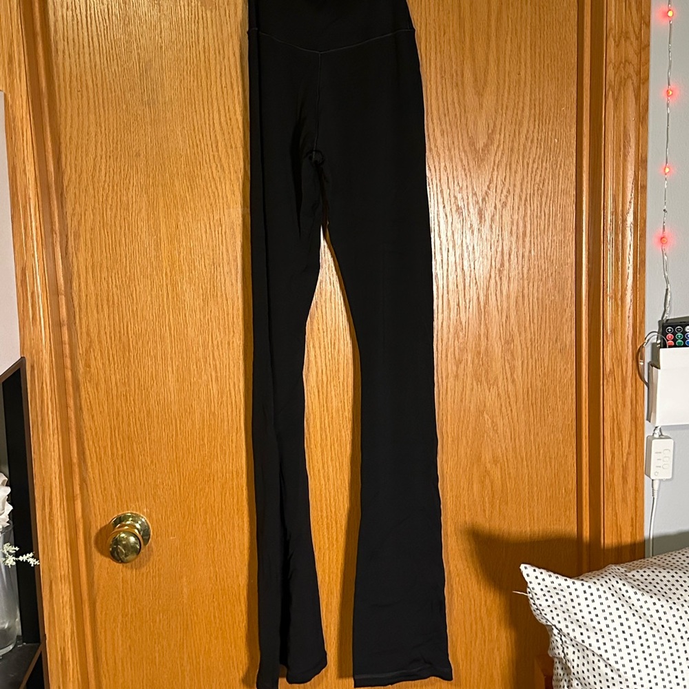 Offline Crossover Flare Leggings | black